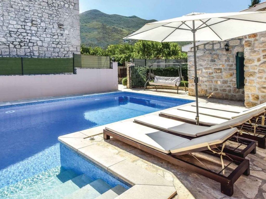 Ferienhaus mit Pool und Grill