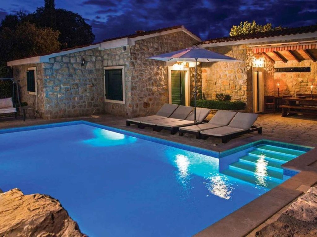 Ferienhaus mit Pool und Grill