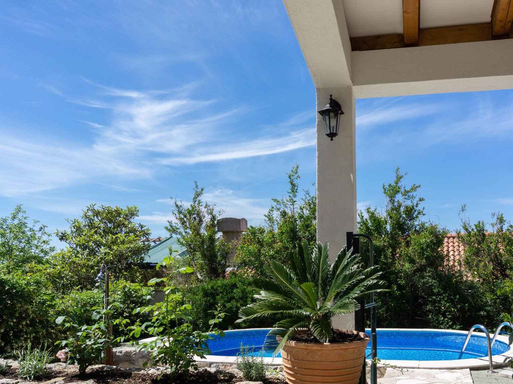Ferienhaus mit Pool und Blick auf das Meer
