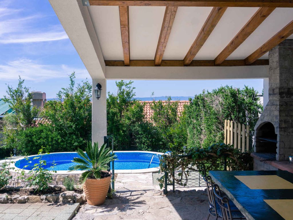 Ferienhaus mit Pool und Blick auf das Meer