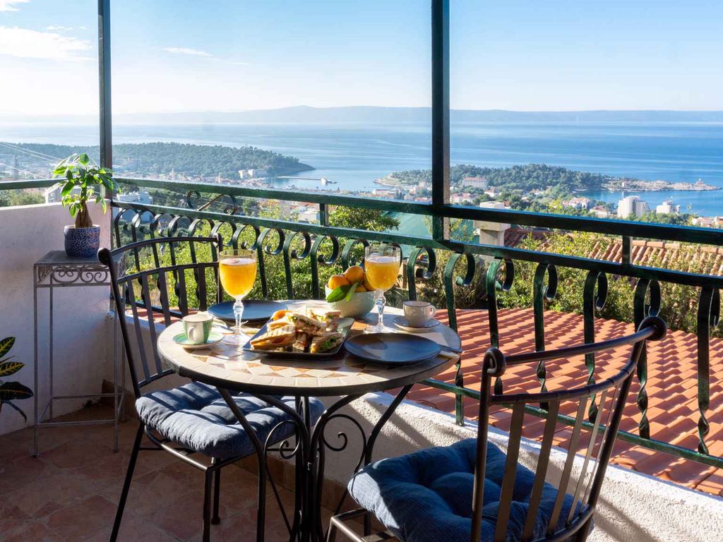Ferienhaus mit Pool und Blick auf das Meer