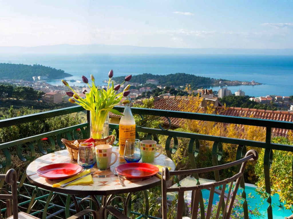 Ferienhaus mit Pool und Blick auf das Meer