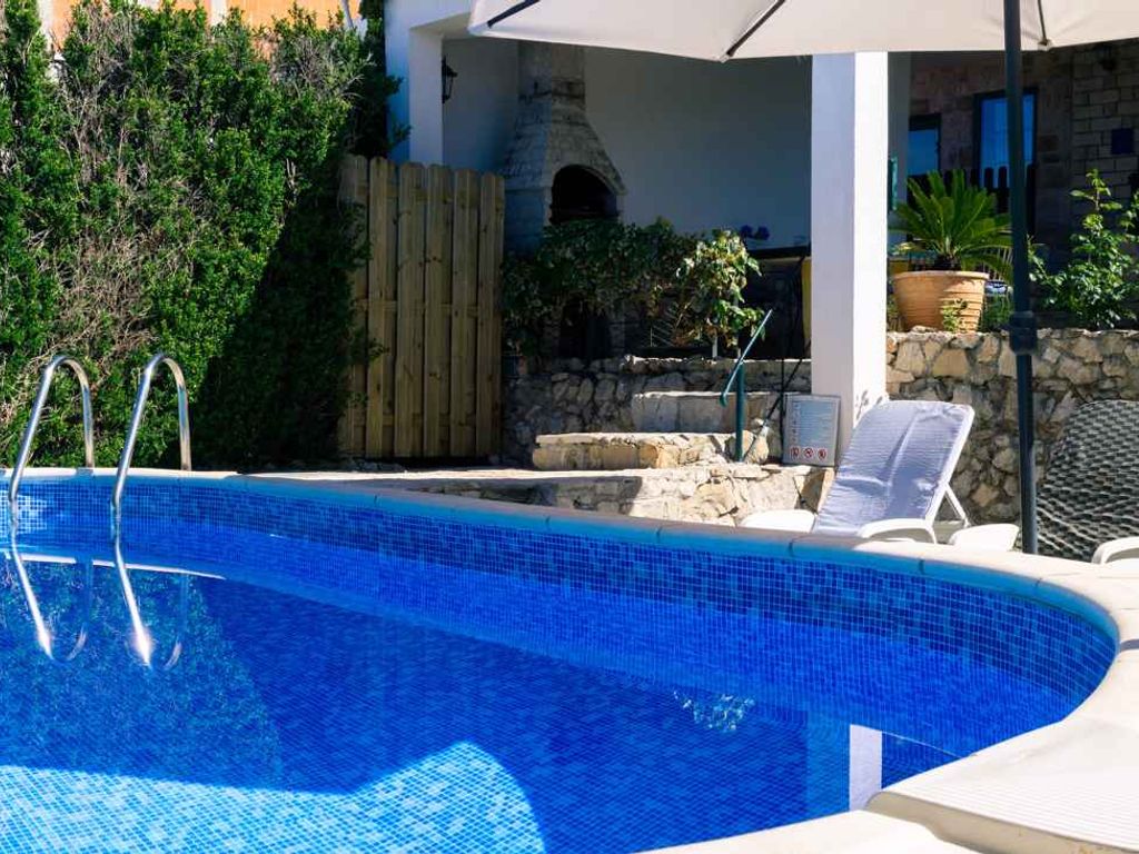 Ferienhaus mit Pool und Blick auf das Meer
