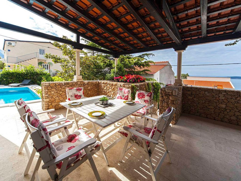 Villa mit Meerblick und Pool