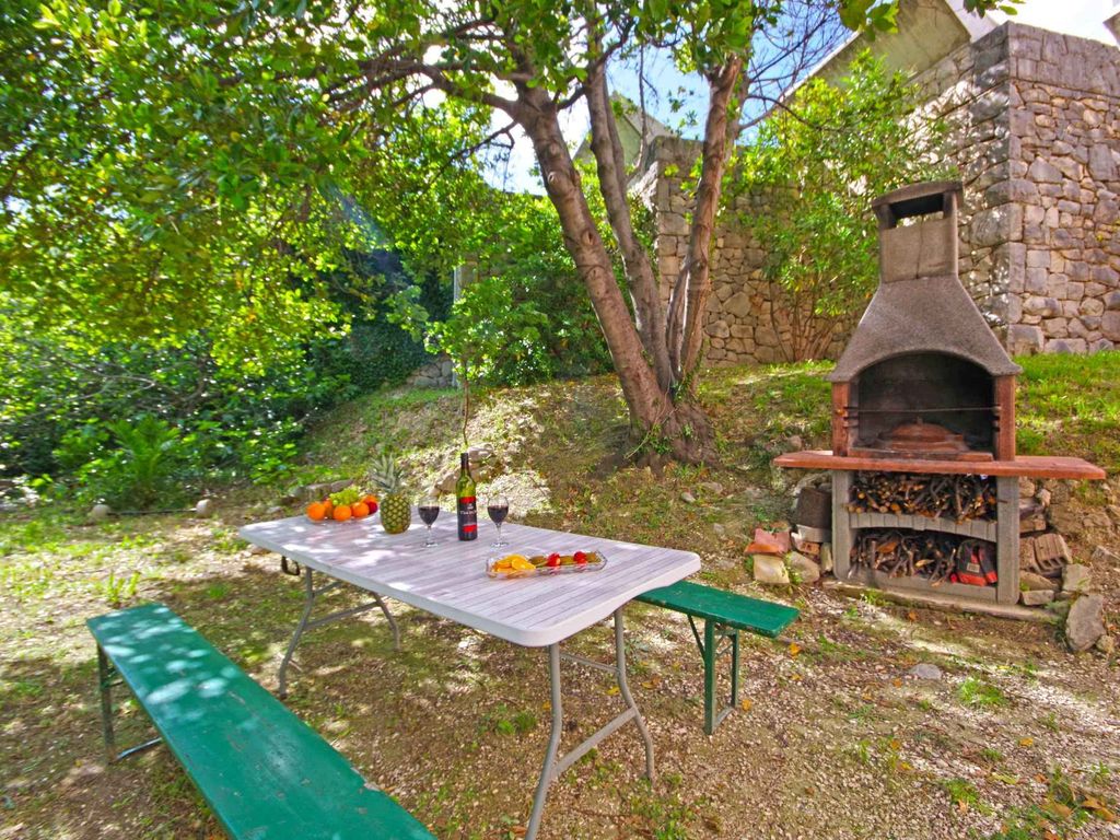 Ferienwohnung mit Klimaanlage, Grillmöglichkeit und Internet