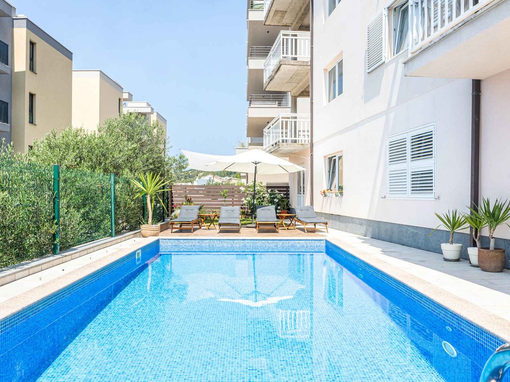Ferienwohnung mit Meerblick und Pool