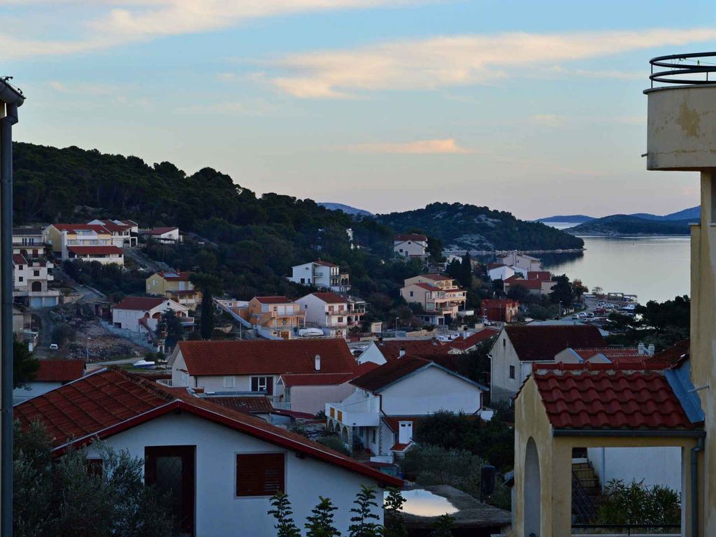 Modernes Apartment in Tisno, nur 400 Meter vom Strand entfernt