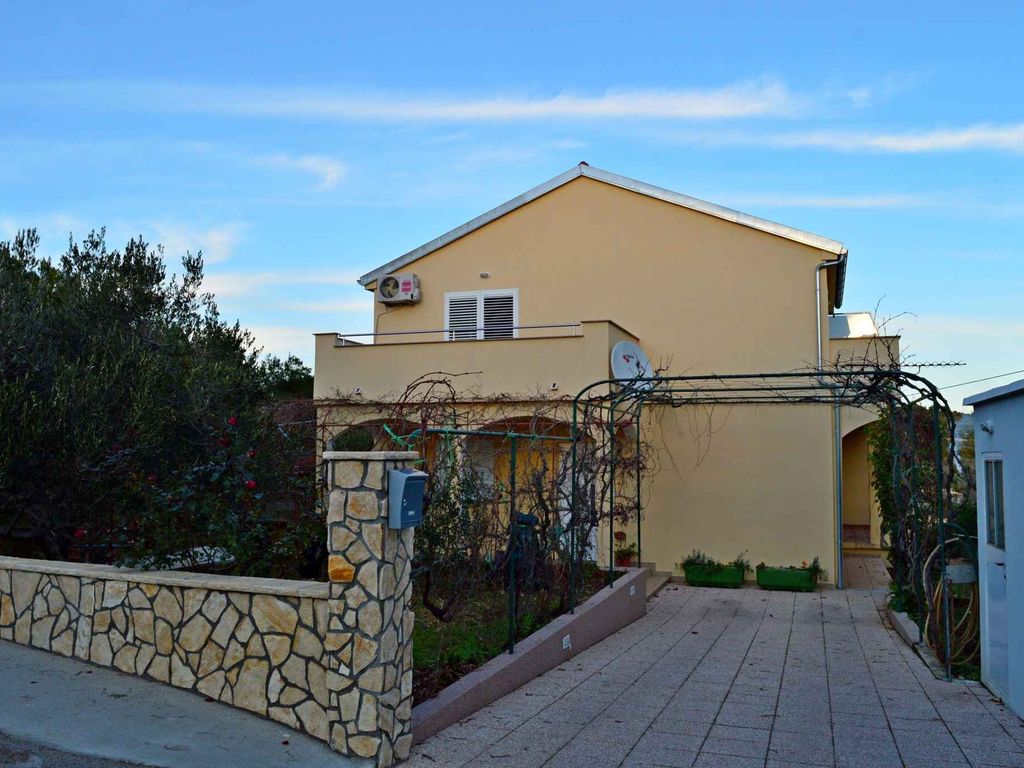 Modernes Apartment in Tisno, nur 400 Meter vom Strand entfernt
