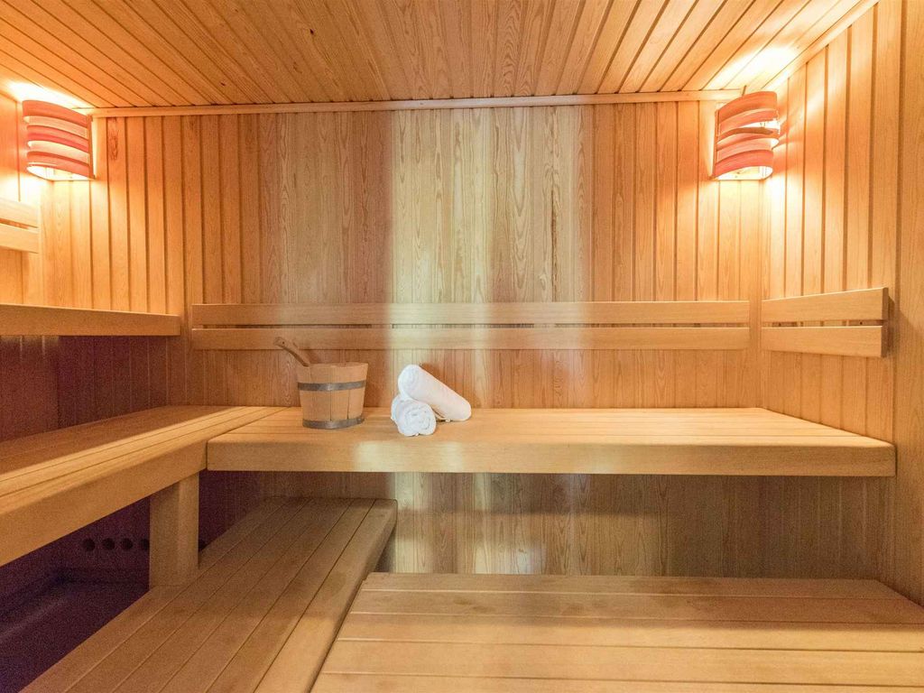 Villa mit Klimaanlage, mit Grillmöglichkeit, mit Innenpool,mit Jacuzzi, mit Sauna, mit Fitnessraum