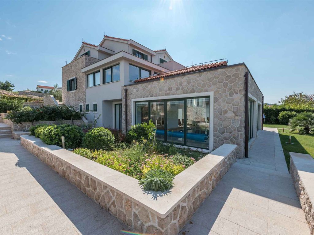 Villa mit Klimaanlage, mit Grillmöglichkeit, mit Innenpool,mit Jacuzzi, mit Sauna, mit Fitnessraum