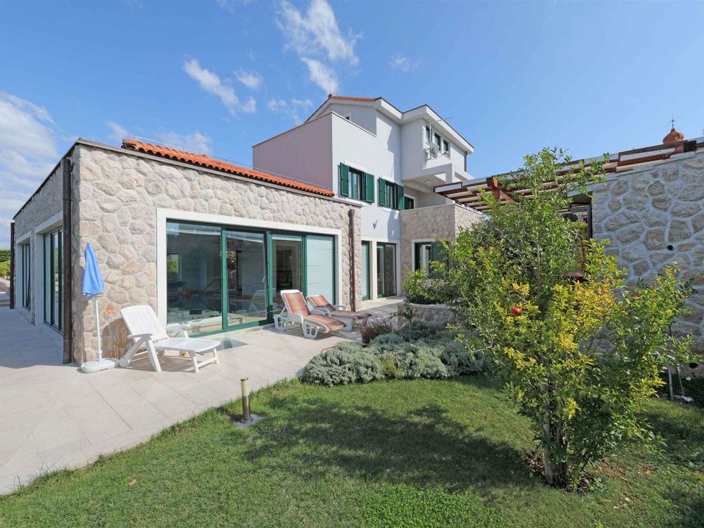 Villa mit Klimaanlage, mit Grillmöglichkeit, mit Innenpool,mit Jacuzzi, mit Sauna, mit Fitnessraum
