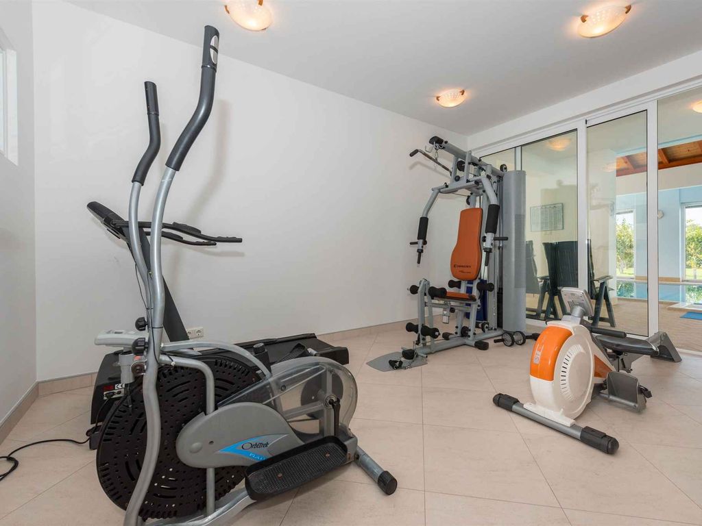 Villa mit Klimaanlage, mit Grillmöglichkeit, mit Innenpool,mit Jacuzzi, mit Sauna, mit Fitnessraum