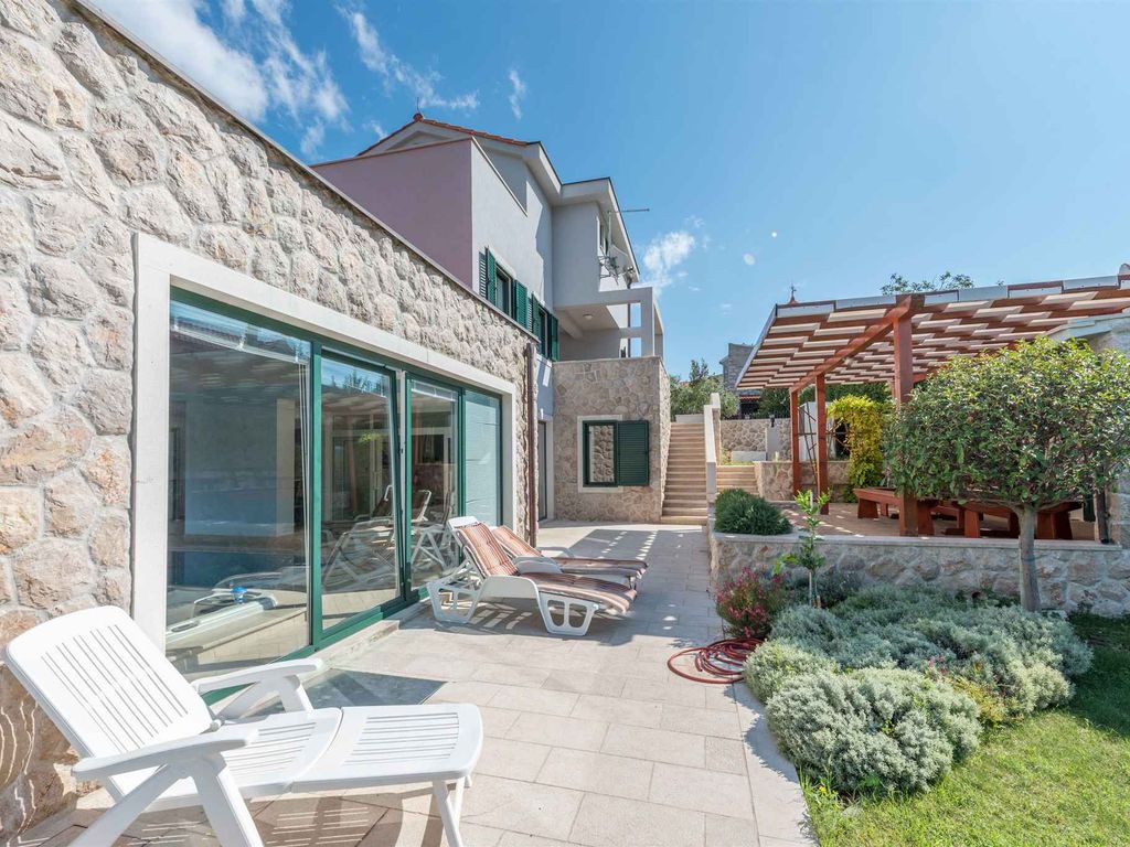Villa mit Klimaanlage, mit Grillmöglichkeit, mit Innenpool,mit Jacuzzi, mit Sauna, mit Fitnessraum