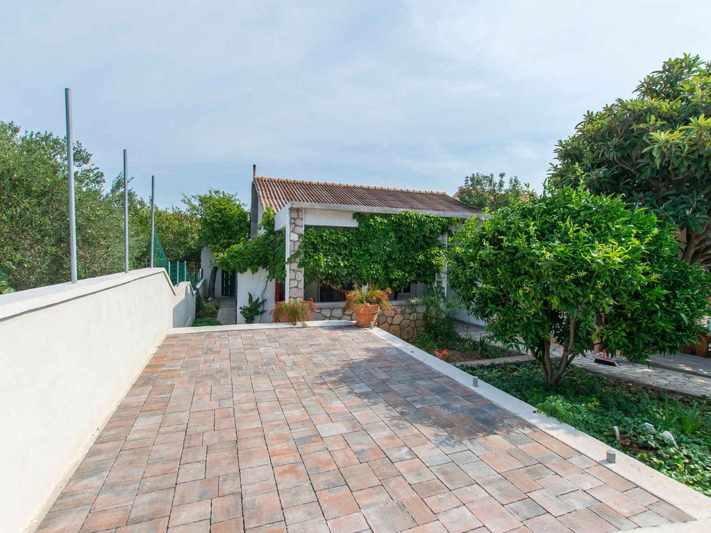 Ferienwohnung mit Garten und Klimaanlage