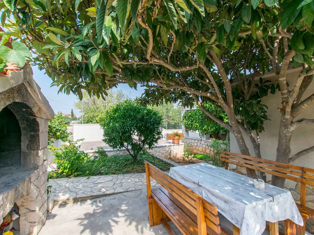 Ferienwohnung mit Garten und Klimaanlage