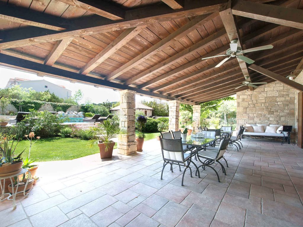 Ferienwohnung mit Pool und Klimaanlage