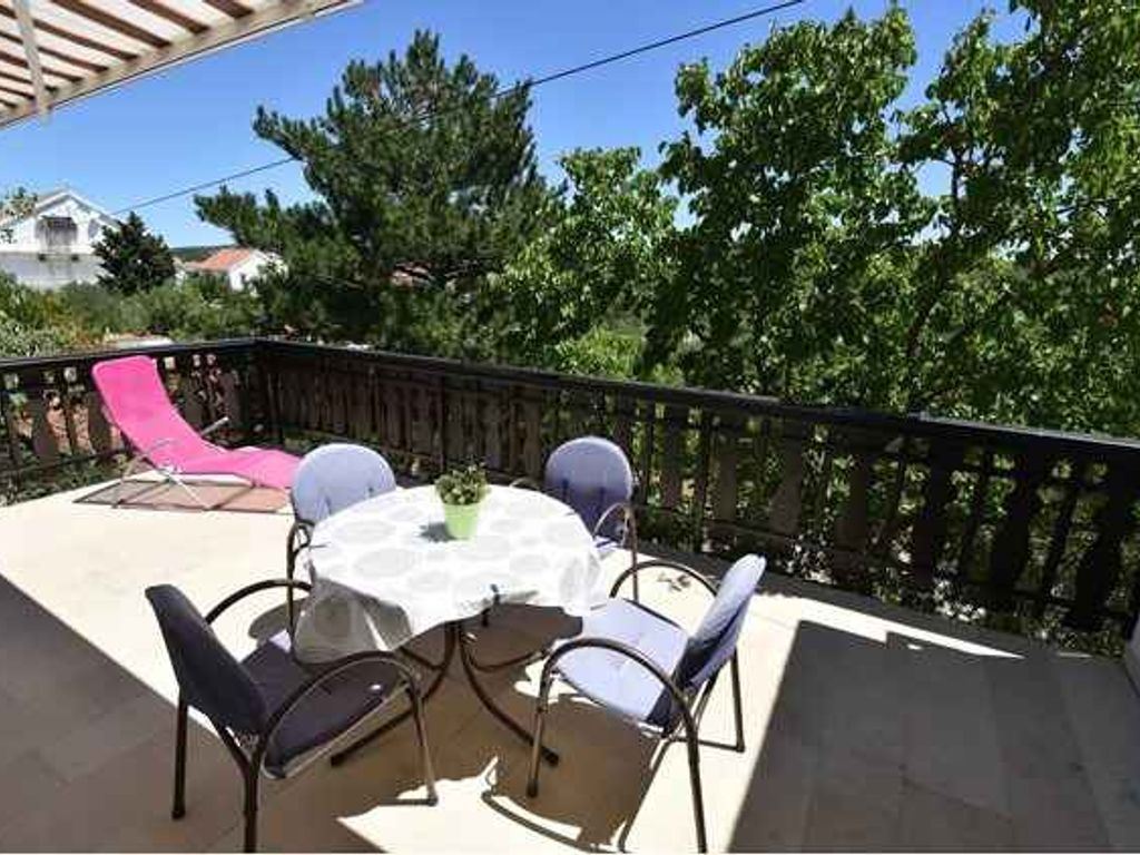 Schönes Apartment in Jezera. Nur 450m vom Strand und 500m vom Zentrum entfernt