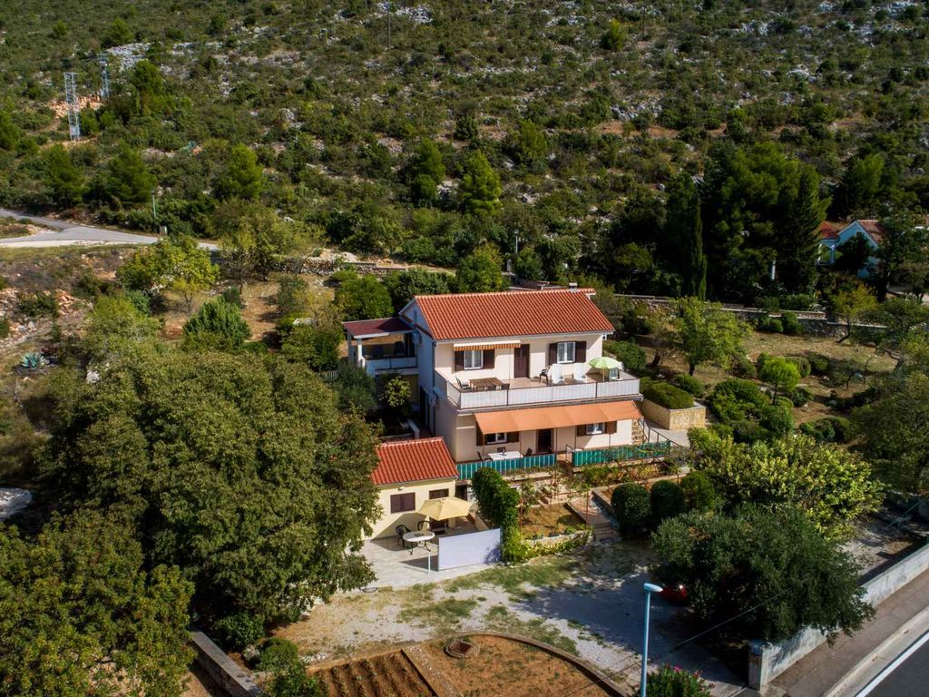Ferienwohnung mit Panoramablick und 20 Meter vom Strand entfernt