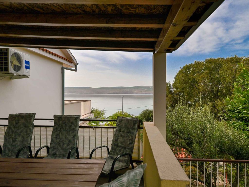 Ferienwohnung mit Panoramablick und 20 Meter vom Strand entfernt