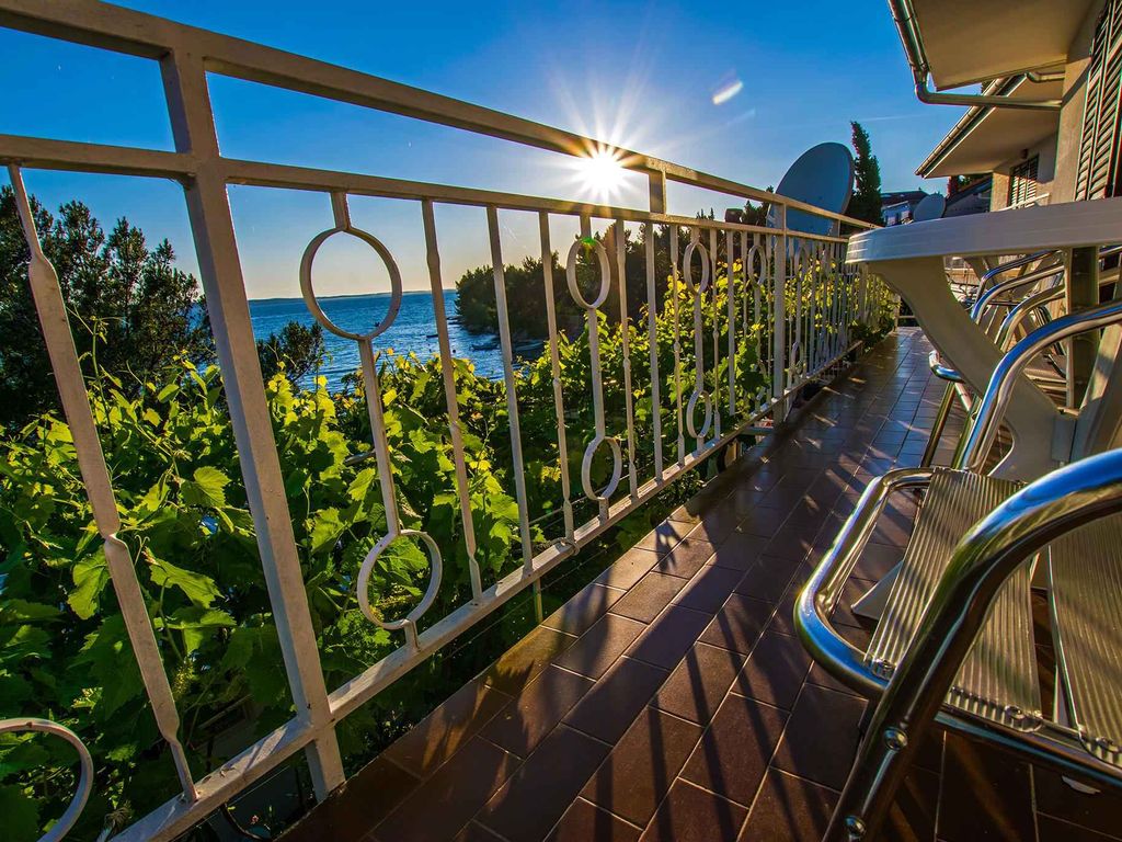Ferienwohnung mit Balkon und Blick aufs Meer