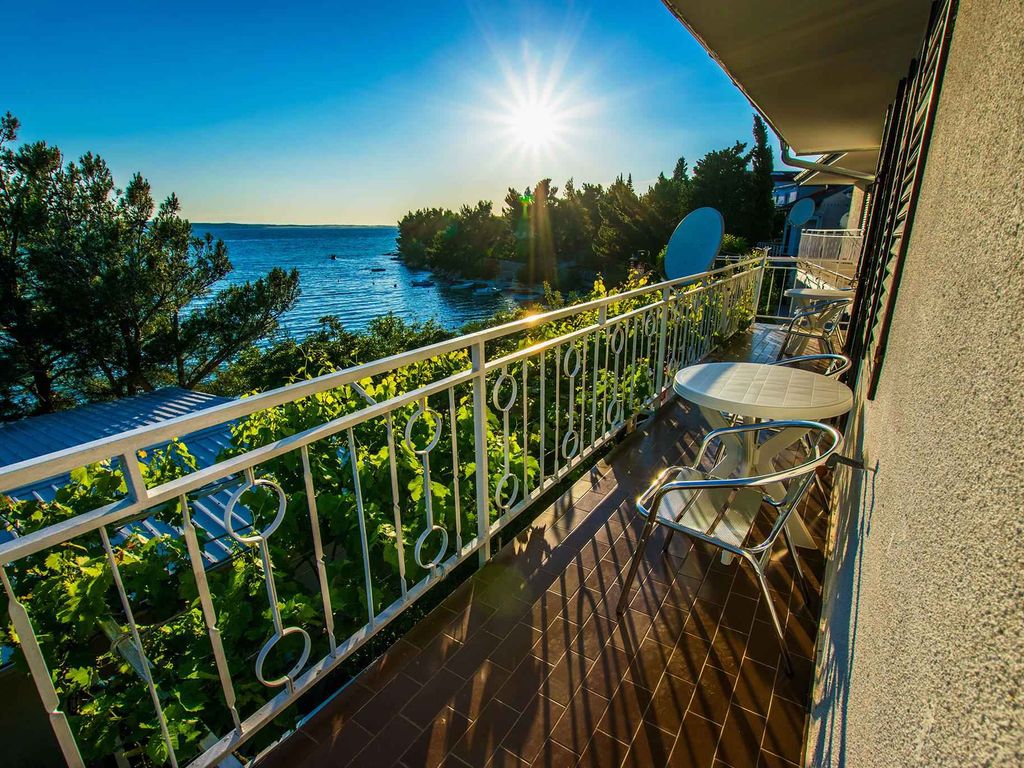 Ferienwohnung mit Balkon und Blick aufs Meer