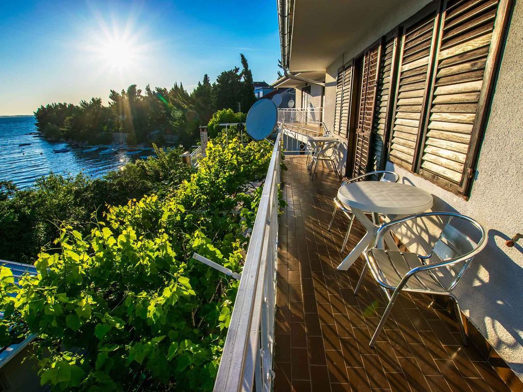 Ferienwohnung mit Balkon und Blick aufs Meer