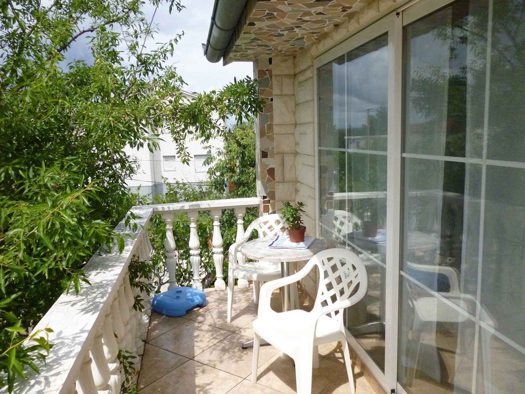 Studio mit Klimaanlage und Balkon