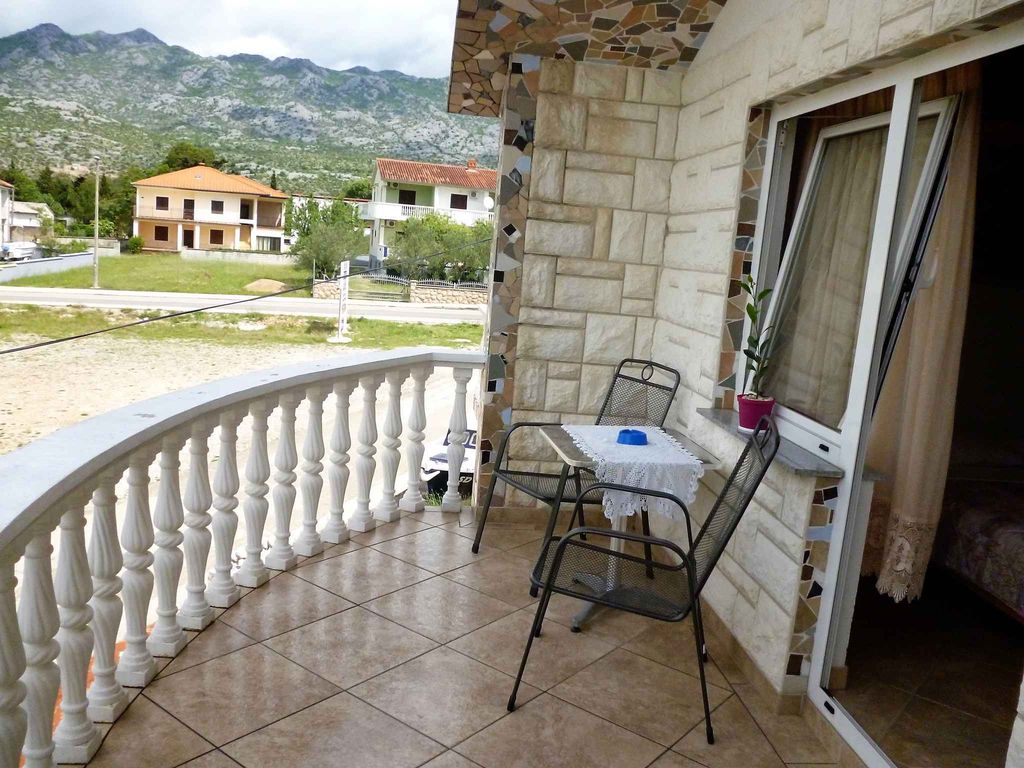 Studio mit Klimaanlage und Balkon