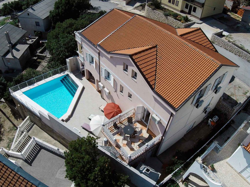 Ferienwohnung mit Meerblick, Klimaanlage und Pool