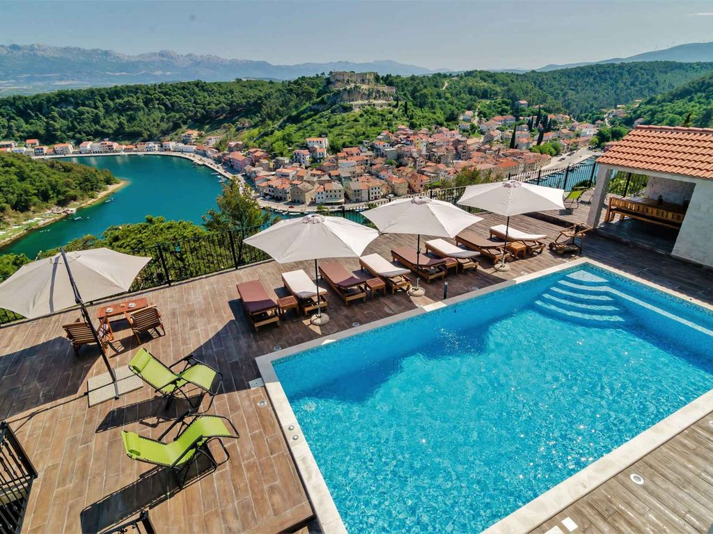 Ferienwohnung mit Balkon und Pool