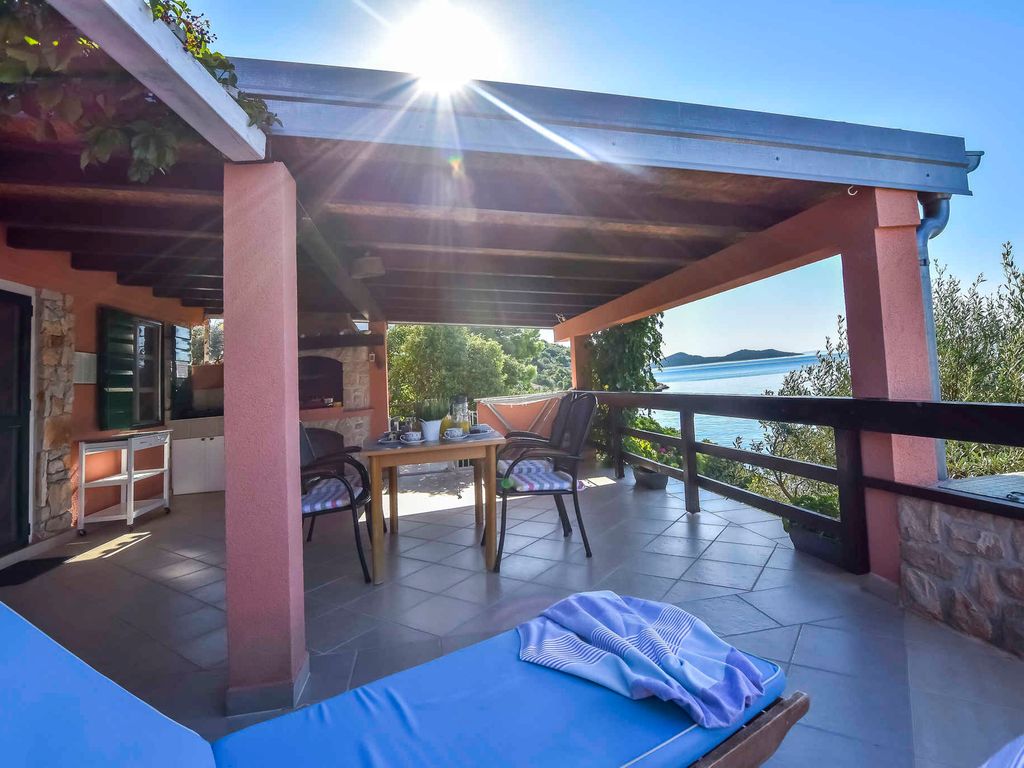 Ferienhaus mit Garten und Meerblick