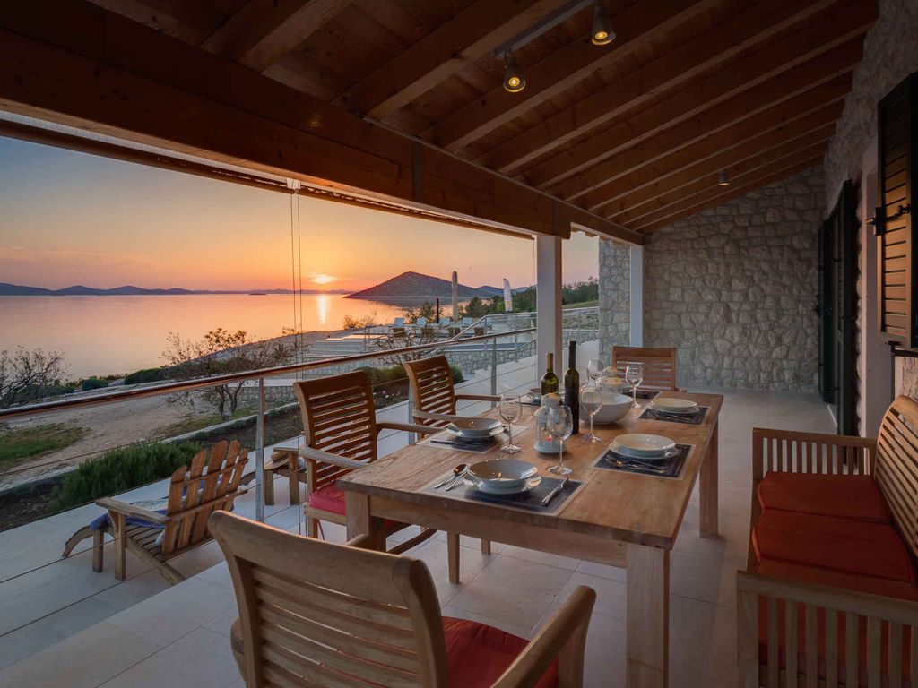 Villa mit Pool und am Strand
