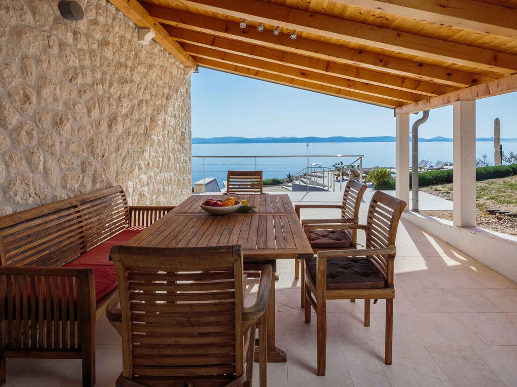 Villa mit Pool und am Strand
