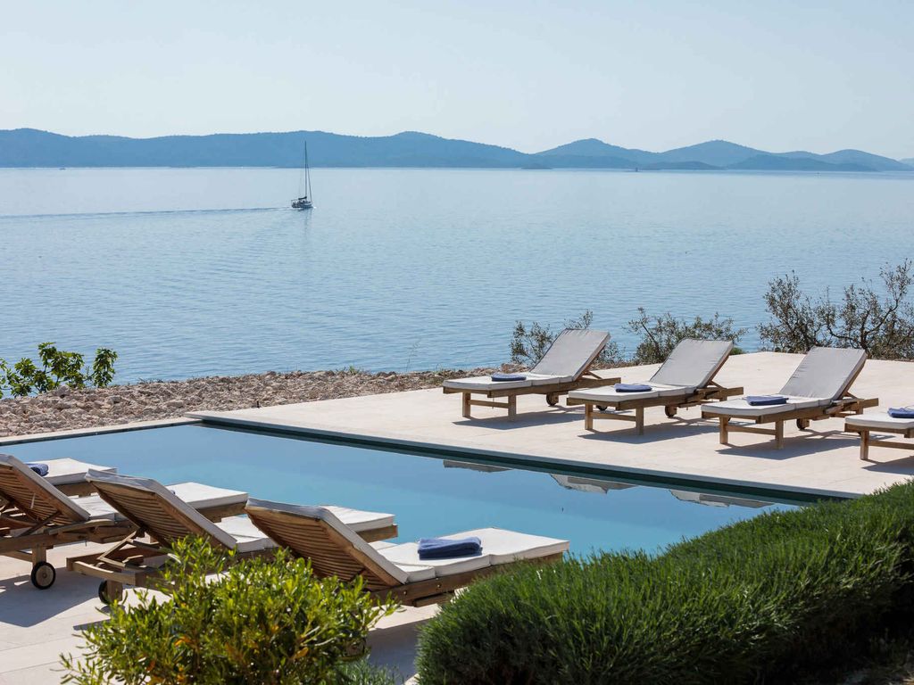 Villa mit Pool und am Strand
