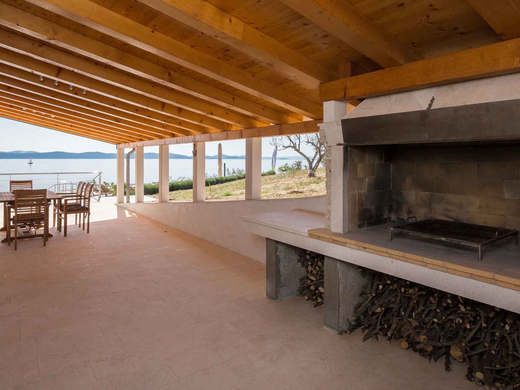 Villa mit Pool und am Strand