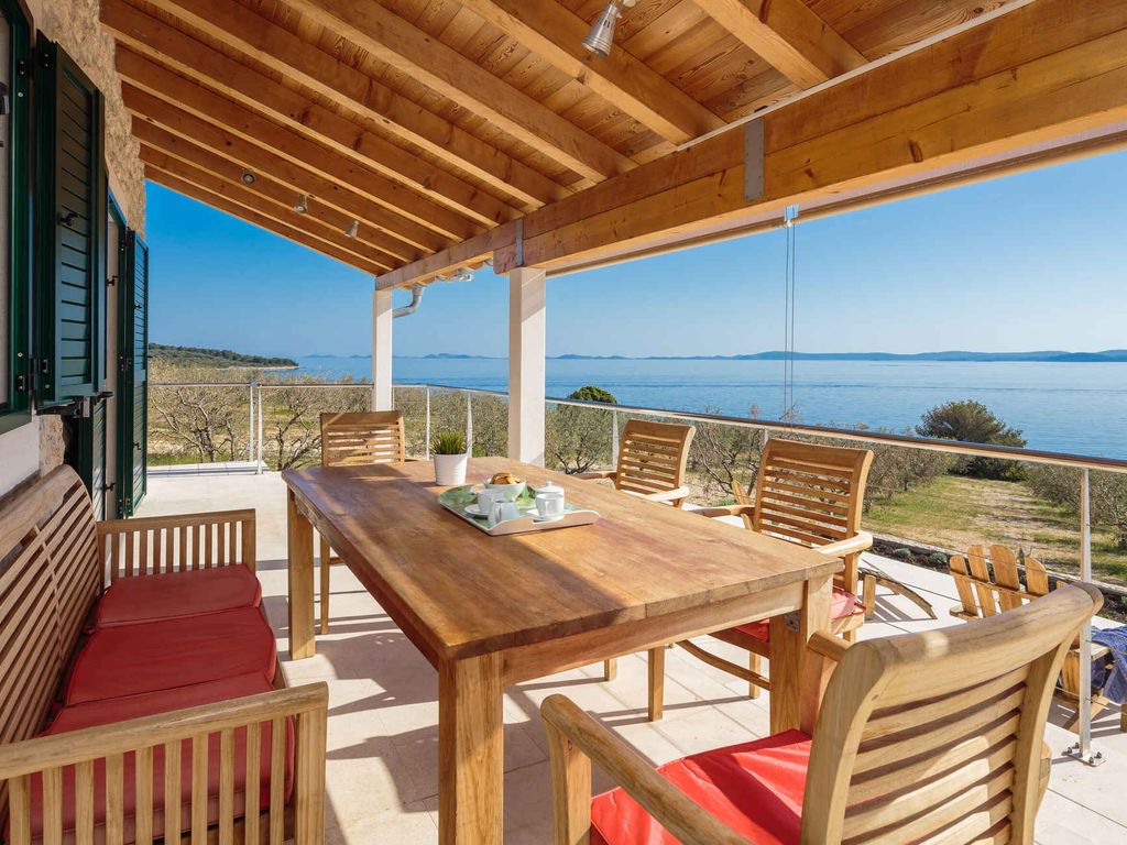Villa mit Pool und am Strand