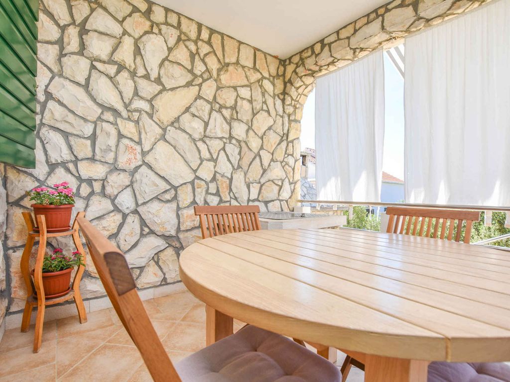 Ferienhaus mit Balkon, Grillmöglichkeit und Meerblick