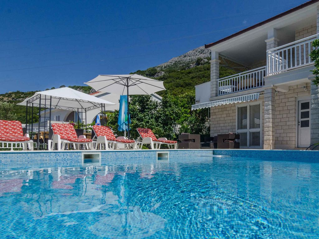 Ferienhaus mit Pool, Klimaanlage und Meerblick