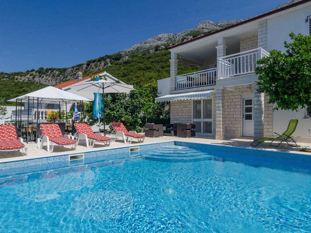 Ferienhaus mit Pool, Klimaanlage und Meerblick