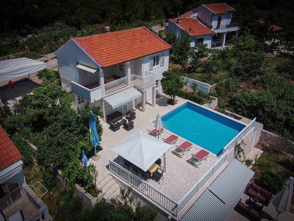 Ferienhaus mit Pool, Klimaanlage und Meerblick