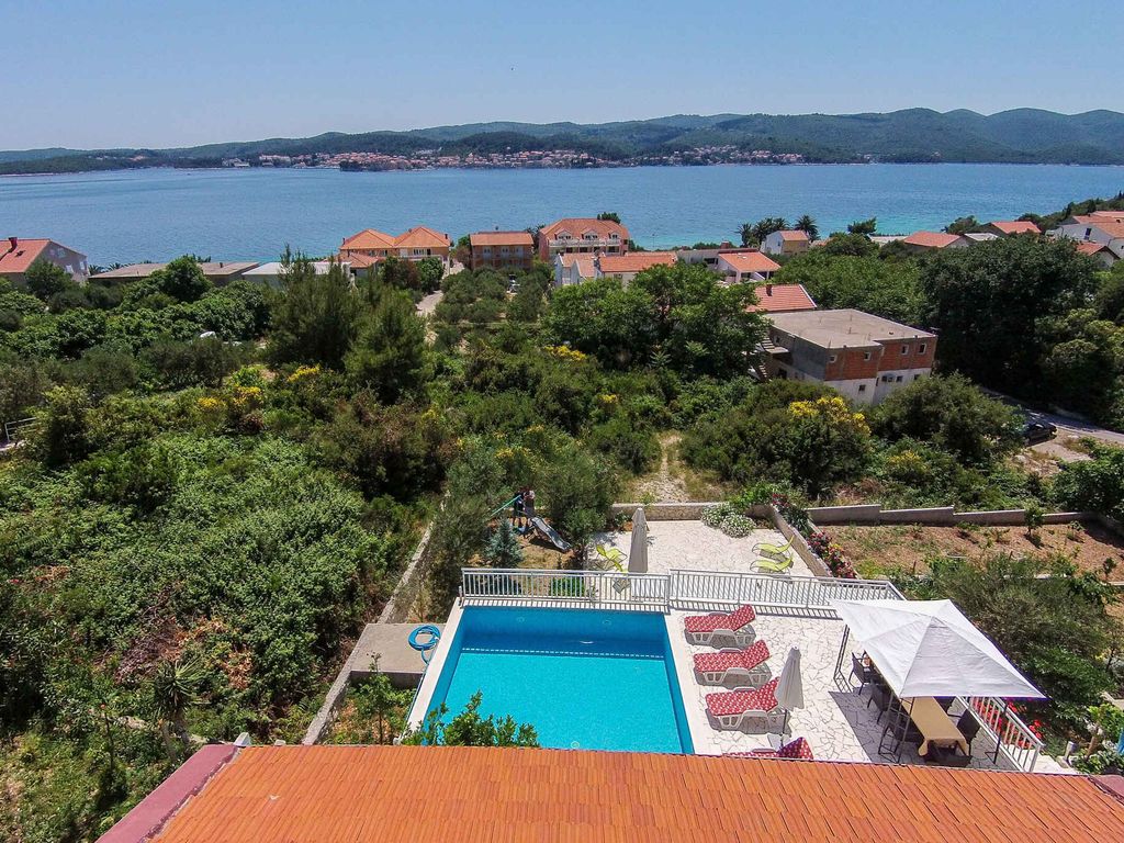 Ferienhaus mit Pool, Klimaanlage und Meerblick