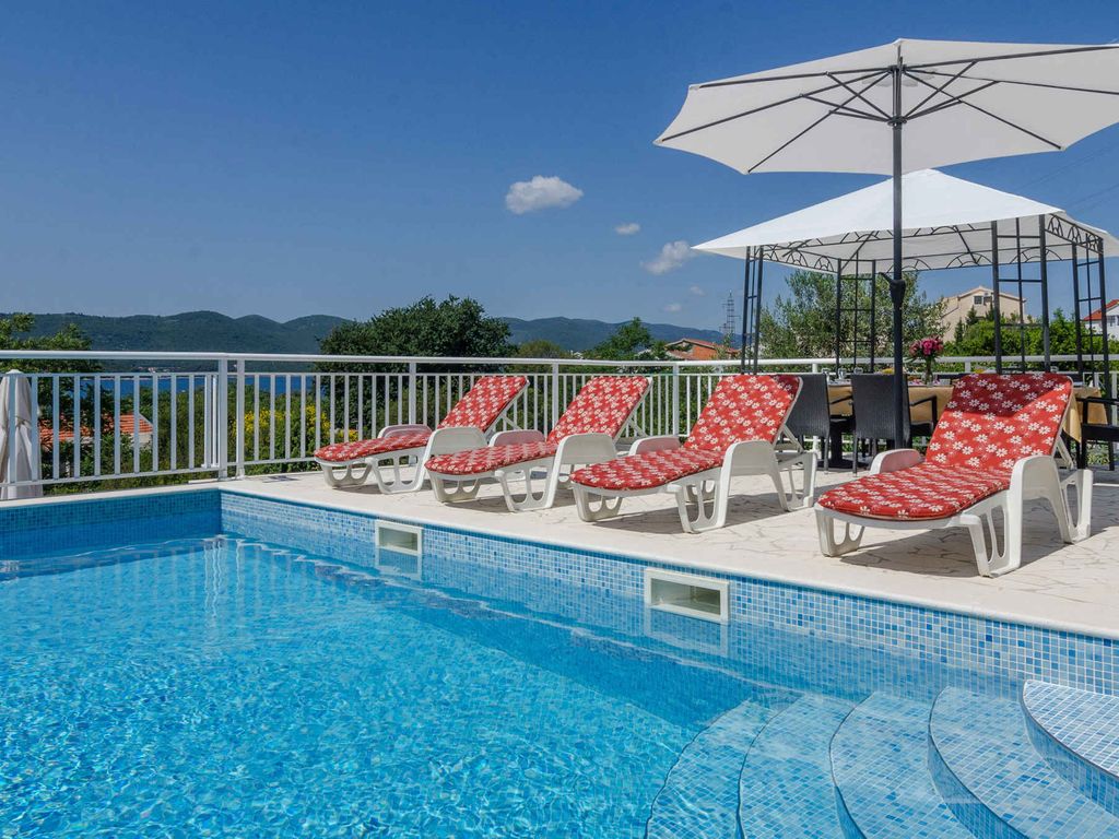 Ferienhaus mit Pool, Klimaanlage und Meerblick