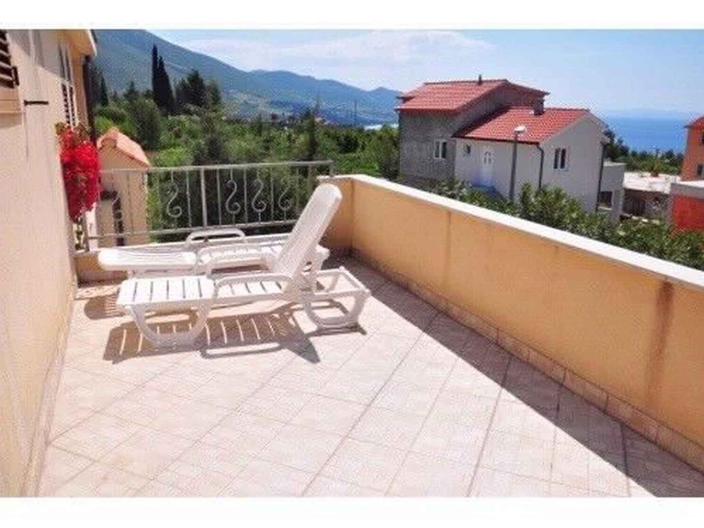 Ferienwohnung mit Pool und Meerblick