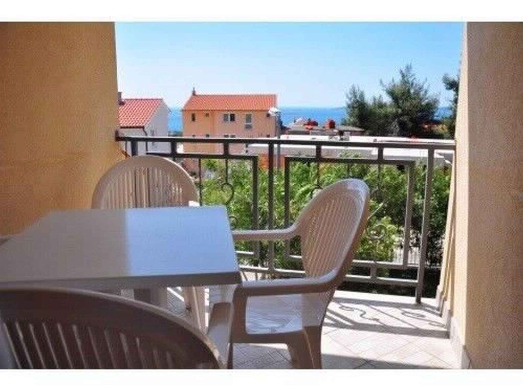 Ferienwohnung mit Pool und Meerblick