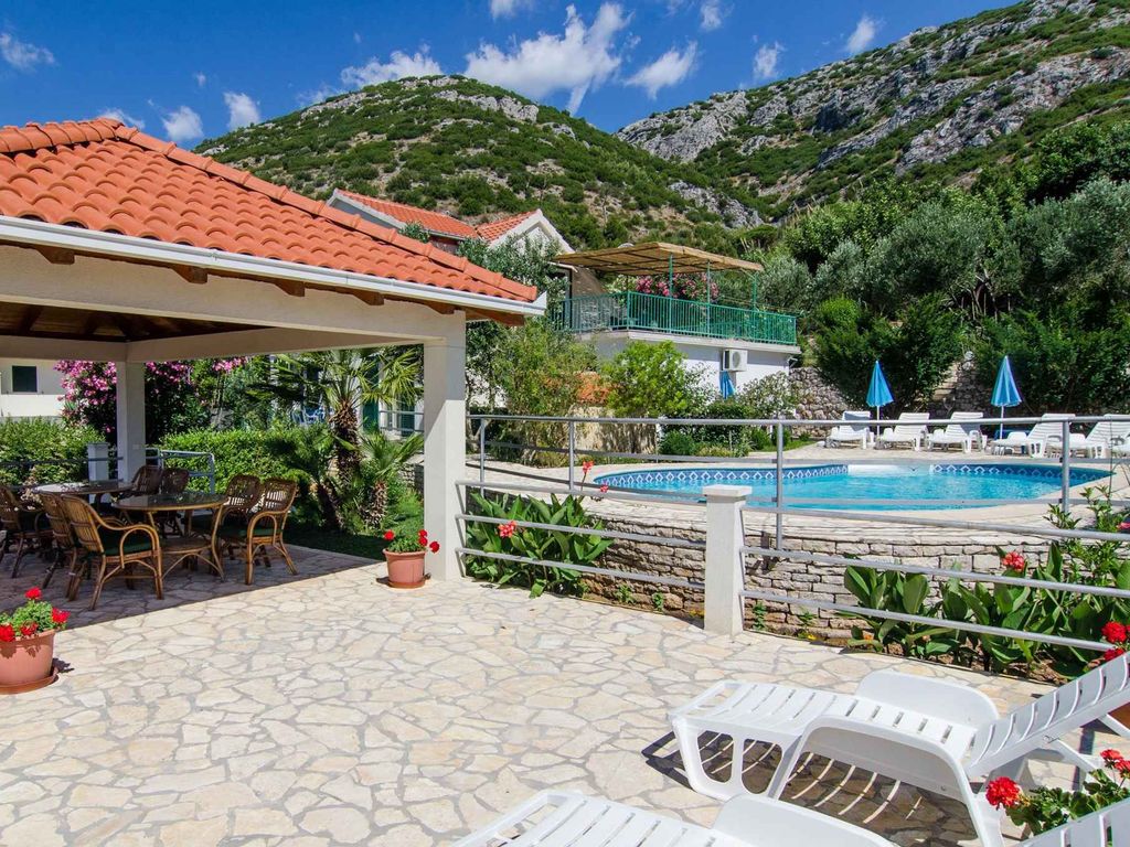 Ferienhaus mit Pool und Grill