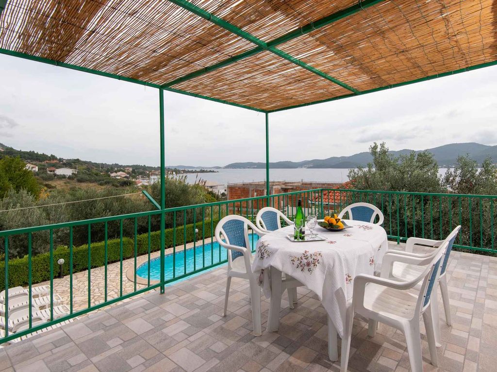 Ferienhaus mit Pool und Grill