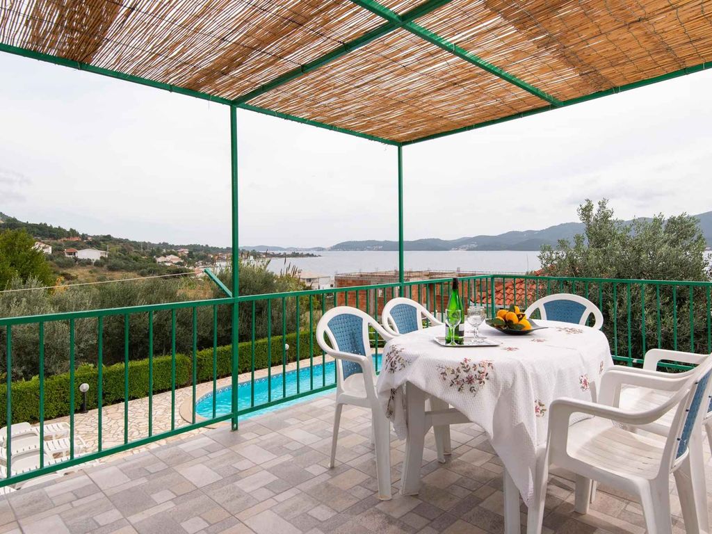 Ferienhaus mit Pool und Grill