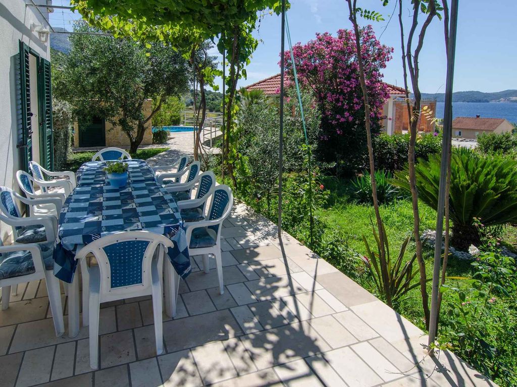 Ferienhaus mit Pool und Grill