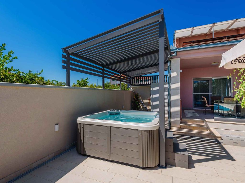 Villa mit Swimmingpool und Whirlpool