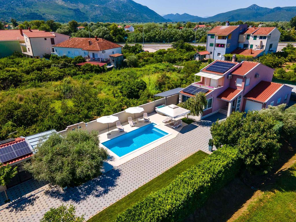 Villa mit Swimmingpool und Whirlpool